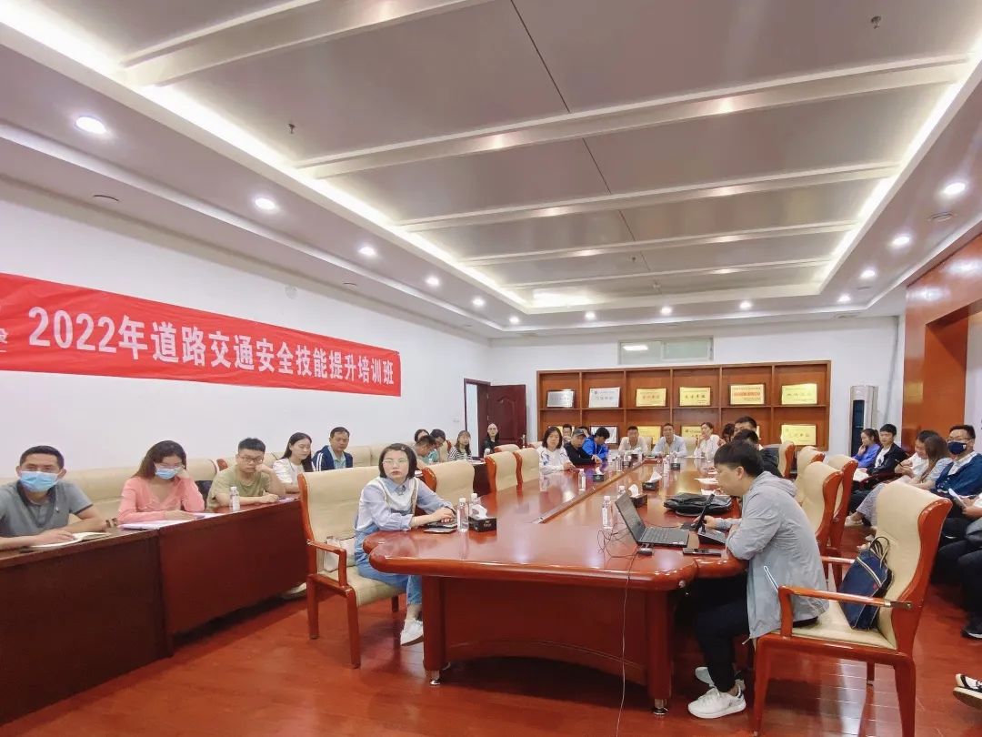 云南省鐵路集團(tuán)有限公司開展道路交通安全技能提升四級(jí)培訓(xùn)2.jpg